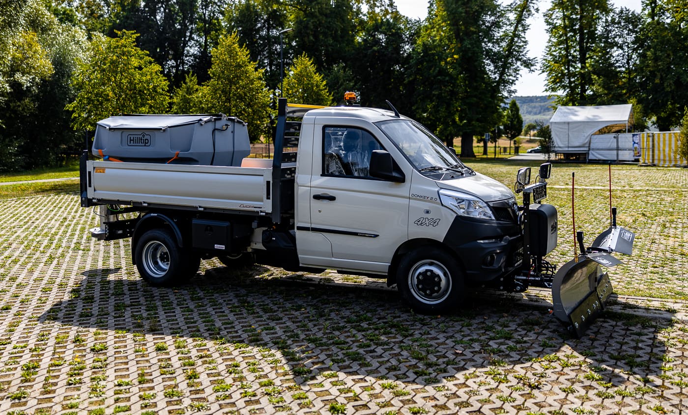 piaggio-porter-np6-winterdienst-piaggio-winterdienstfahrzeug-hwntec-6 Piaggio Porter NP6 4×4 Winterdienstfahrzeug Hilltip IceStriker 550 Streuer