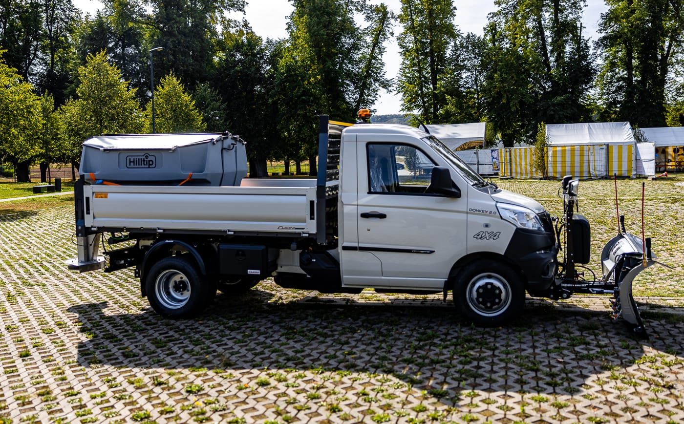 piaggio-porter-np6-winterdienst-piaggio-winterdienstfahrzeug-hwntec-19 Piaggio Porter NP6 4×4 Winterdienstfahrzeug Hilltip IceStriker 550 Streuer