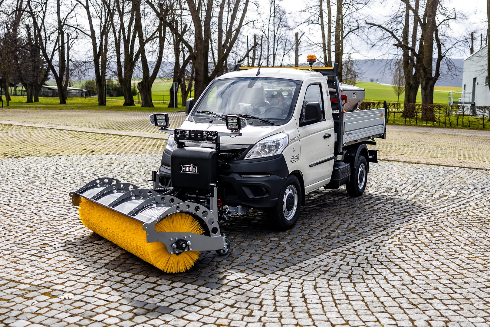 Piaggio NP6 Kehrmaschine Kehrwalze 4x4 Allrad HWNtec HILLTIP SWEEPAWAY™ Piaggio NP6 Kehrmaschine Kehrwalze 4x4 Allrad HWNtec HILLTIP SWEEPAWAY™